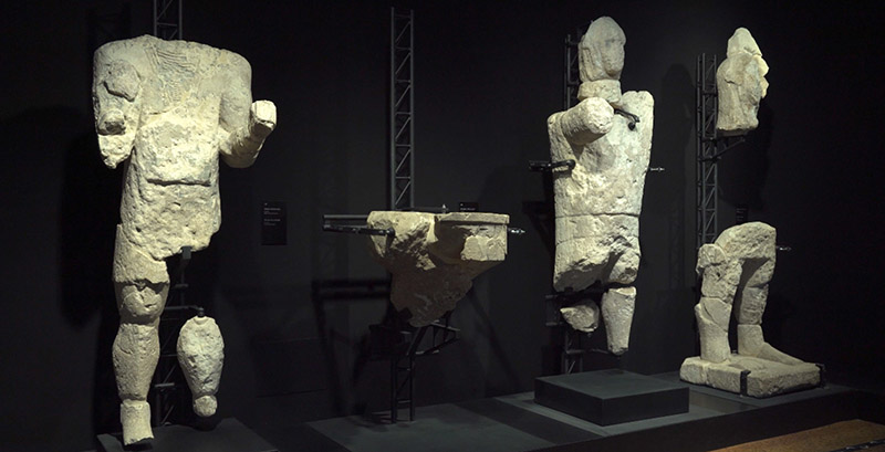 Exposées pour la première fois en tant qu’unité en 2014 au Centre de restauration Li Punti à Sassari, il est possible d’admirer les sculptures aujourd’hui au Musée municipal Giovanni Marongiu à Cabras, où 11 sculptures sont exposées, et au Musée national d’archéologie de Cagliari,
où les 33 autres sculptures.