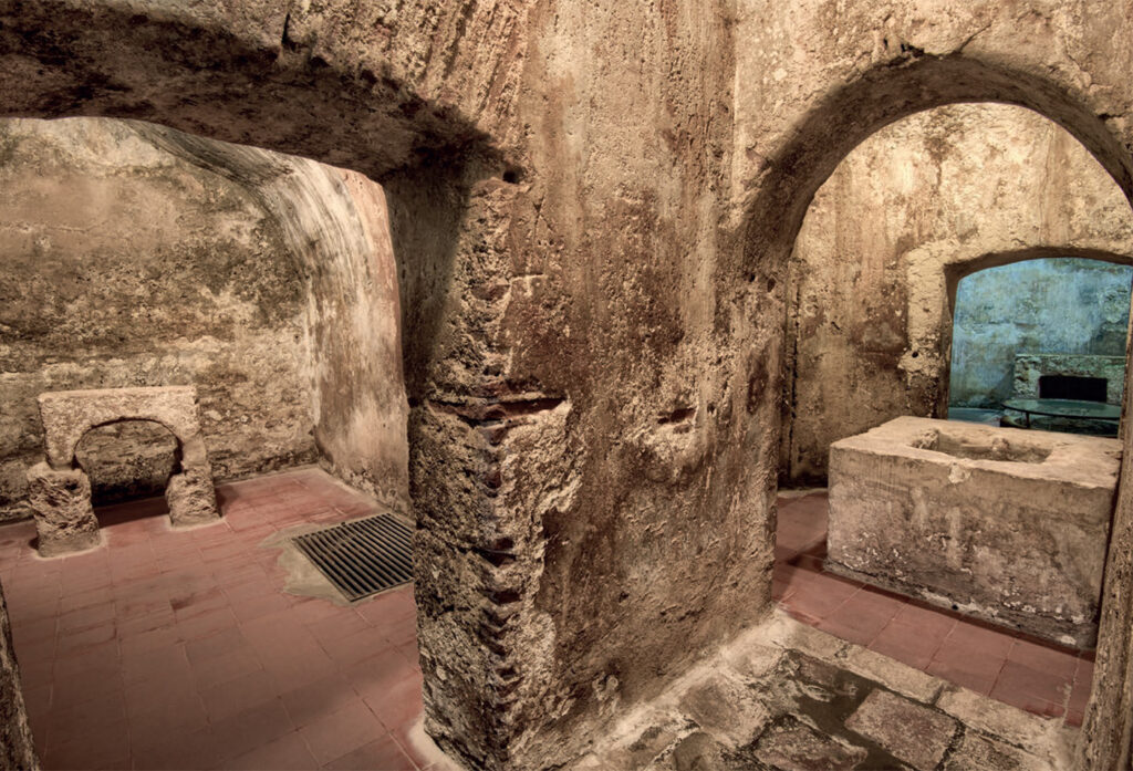 L’ipogeo, parzialmente scavato nella roccia, si trova sotto la chiesa dedicata a San Salvatore, al centro del villaggio omonimo. Il sito dell’ipogeo presenta tracce di frequentazione già dal neolitico.