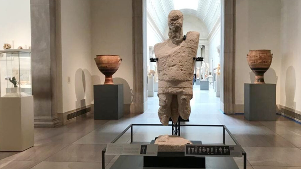 La statua del Gigante sardo saluta la Grande Mela dopo sei mesi di esposizione al Metropolitan Museum of Art
